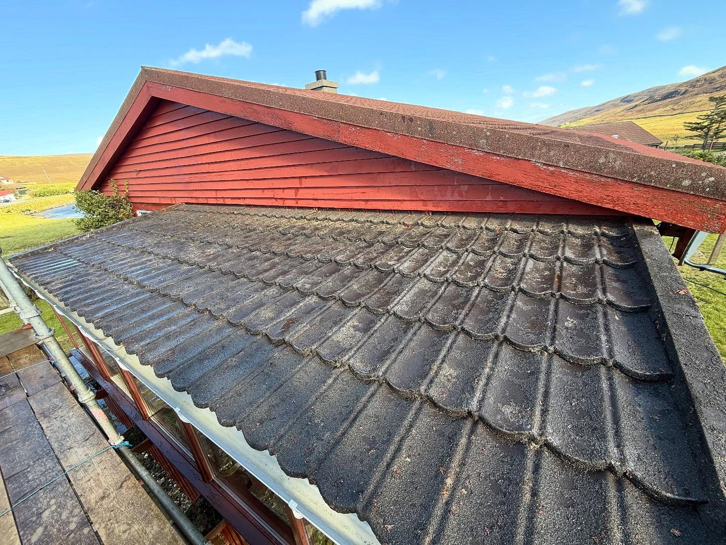 Cleaning a moss-covered tiled roof: after the work
